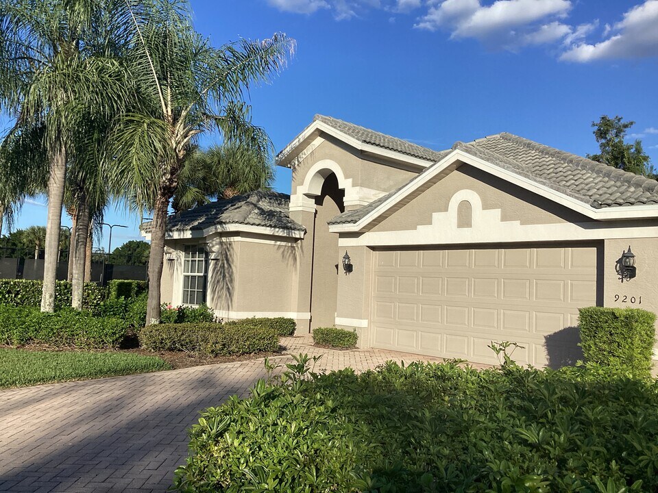9201 Independence Way in Ft. Myers, FL - Foto de edificio
