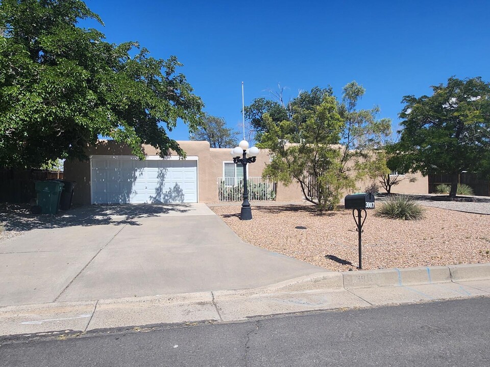 3907 El Dedo Ct SE in Rio Rancho, NM - Building Photo