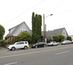 Burrell Court in Portland, OR - Building Photo - Building Photo