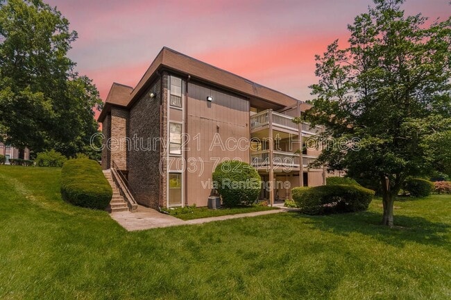 5805 Royal Ridge Dr in West Springfield, VA - Building Photo - Building Photo