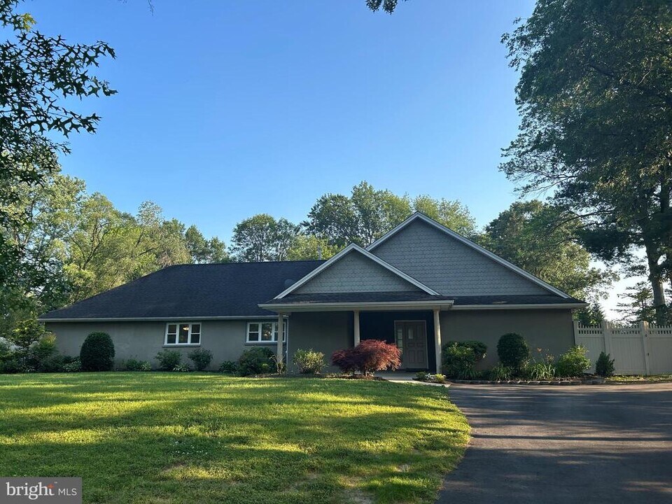 11 Echo Ave in Moorestown, NJ - Building Photo