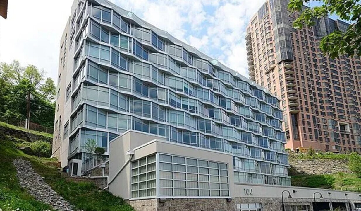 100 Thompson Ln in Edgewater, NJ - Building Photo