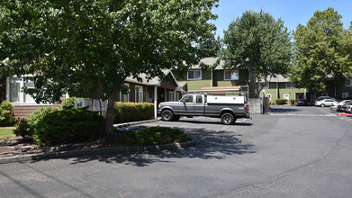 Kinnaman Townhomes in Aloha, OR - Building Photo - Building Photo