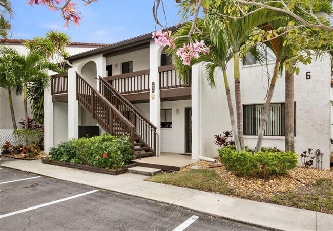 1634 Stickney Point Rd, Unit 201 in Sarasota, FL - Foto de edificio - Building Photo