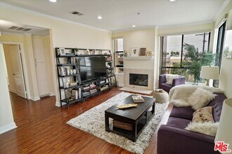 6938 Laurel Canyon Blvd-Unit -302 in Los Angeles, CA - Foto de edificio - Building Photo