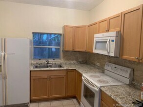 2784 SW 14th St-Unit -1 in Fort Lauderdale, FL - Foto de edificio - Building Photo