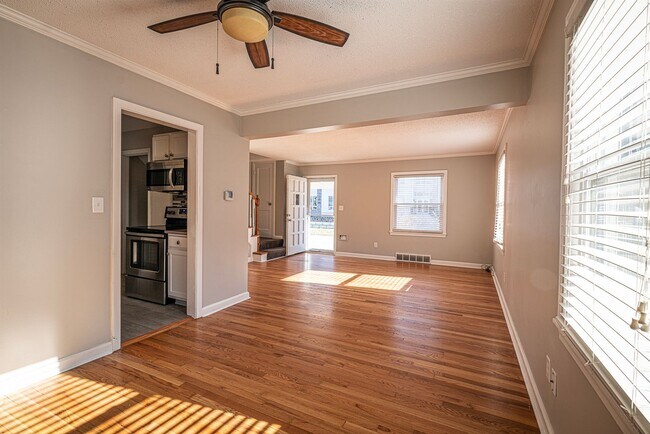 6518 Rockhill Rd in Kansas City, MO - Building Photo - Building Photo