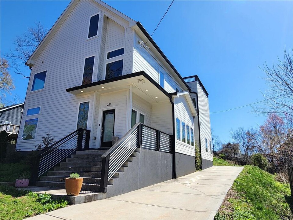 221 Bass St SE in Atlanta, GA - Building Photo
