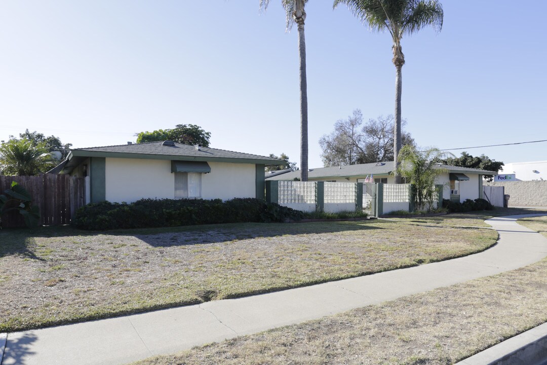 7742-7752 Ronald Dr in Huntington Beach, CA - Building Photo