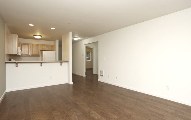 Brighton Square Apartments in Everett, WA - Building Photo - Building Photo