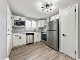 30 Henderson Dr, Unit 5 in East Hartford, CT - Building Photo