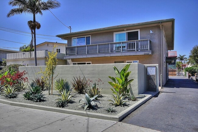 6584 Del Playa Dr in Isla Vista, CA - Building Photo - Building Photo