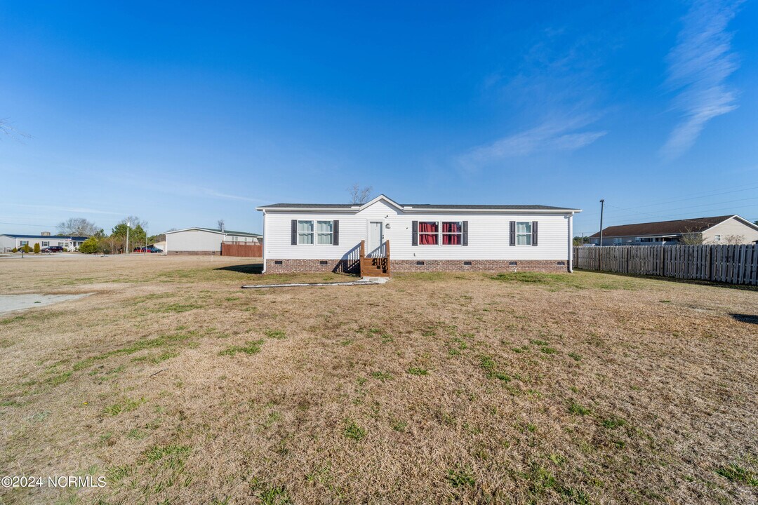 102 Walter Dr in Beulaville, NC - Building Photo