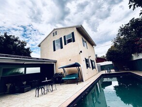 13859 Valerio St in Los Angeles, CA - Foto de edificio - Building Photo