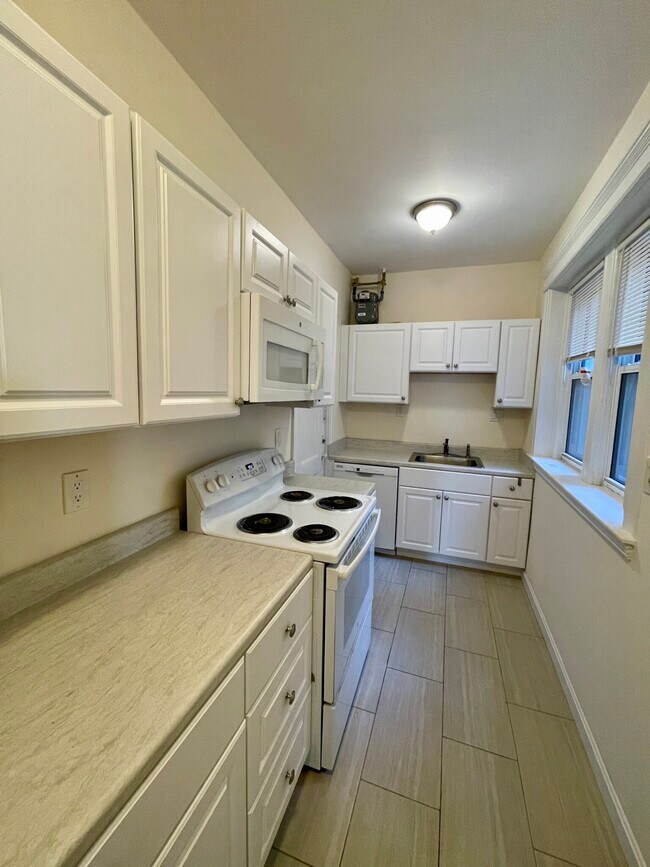 1637 Commonwealth Ave, Unit 2 in Boston, MA - Foto de edificio - Building Photo
