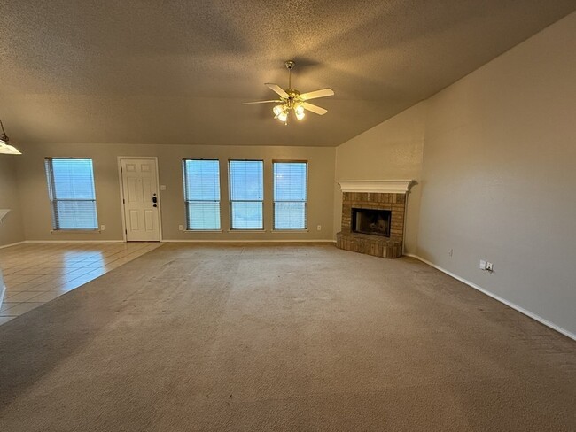 7033 Snowy Owl St in Arlington, TX - Foto de edificio - Building Photo