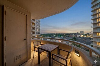 3525 Sage Rd, Unit 1111 in Houston, TX - Foto de edificio - Building Photo