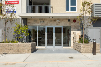 983 Dewey Ave in Los Angeles, CA - Foto de edificio - Building Photo