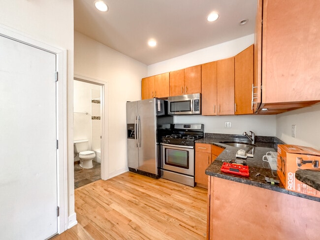2835 N Damen Ave, Unit M00B in Chicago, IL - Foto de edificio - Building Photo
