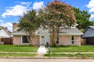 2925 Brookcrest Dr in Garland, TX - Building Photo