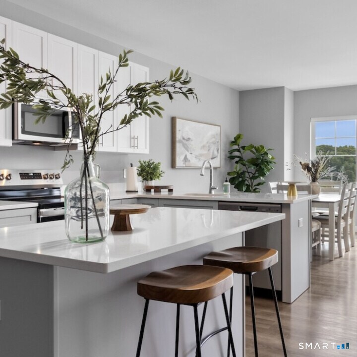 52 Maple St in Branford, CT - Building Photo