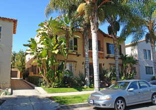 425 N Sierra Bonita Ave in Los Angeles, CA - Foto de edificio - Building Photo