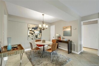 6 Bronxville Glen Dr in Yonkers, NY - Building Photo - Building Photo