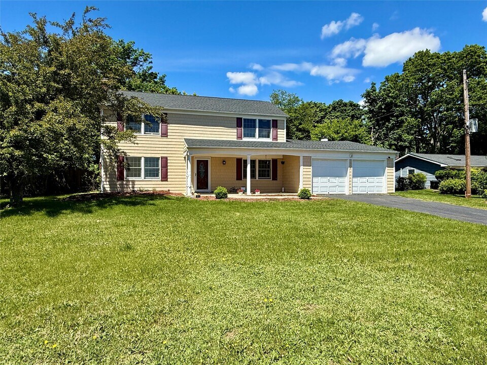 7 Manor Ln in Stony Brook, NY - Building Photo