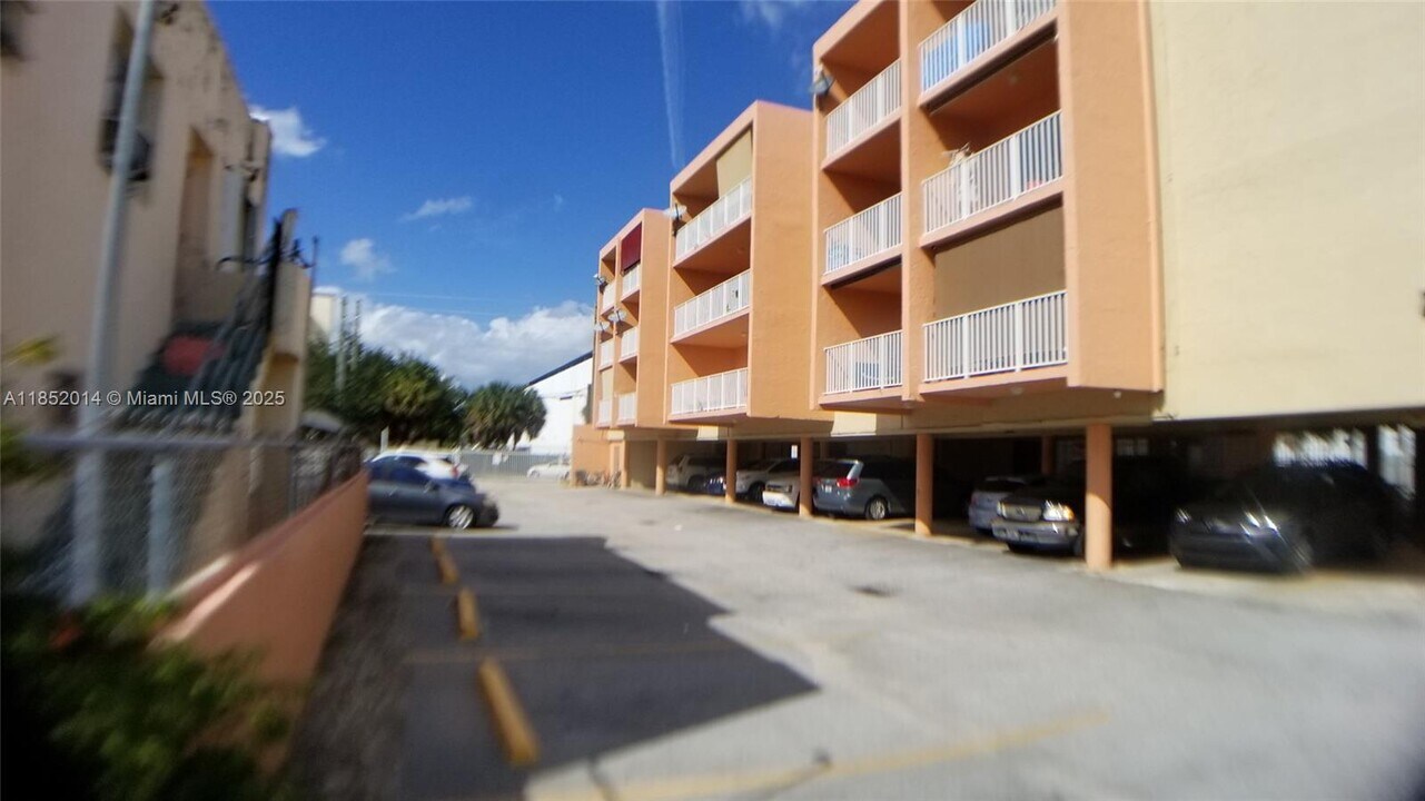 2400 NW 16th St Rd in Miami, FL - Foto de edificio