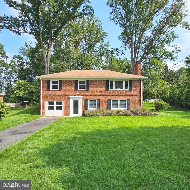 7204 Camp Alger Ave in Falls Church, VA - Building Photo