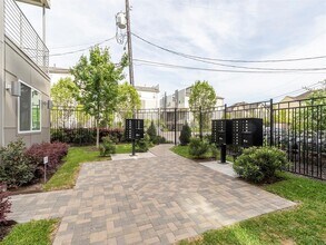 310 Jensen Dr in Houston, TX - Building Photo - Building Photo