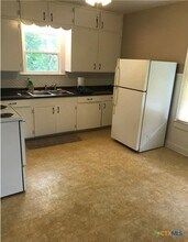 305 E Sabine St in Victoria, TX - Building Photo - Building Photo