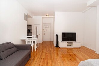 215 B E 95th St in New York, NY - Building Photo - Building Photo