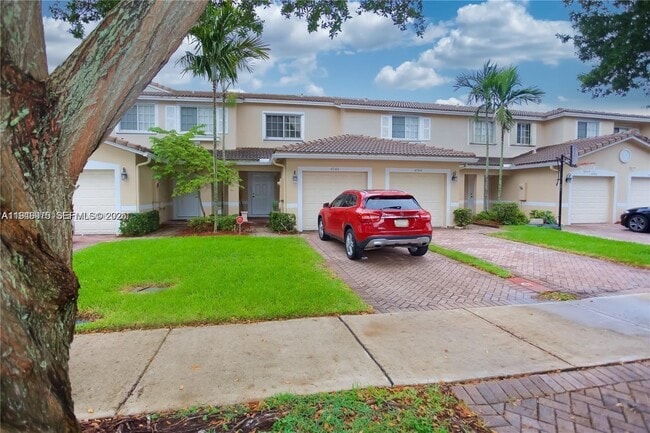 8986 Chambers St in Tamarac, FL - Building Photo - Building Photo