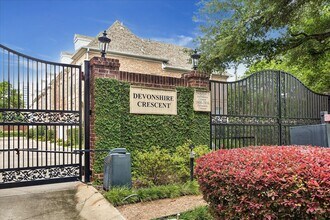 1811 Devonshire Crescent in Houston, TX - Building Photo - Building Photo