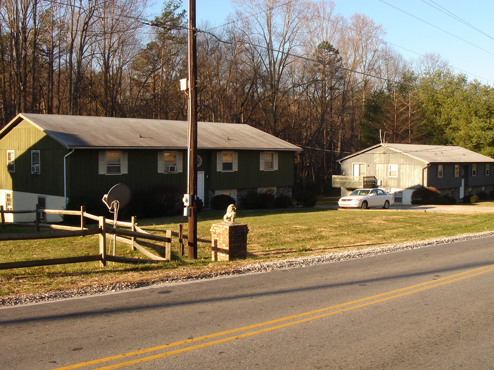 2148 Howard Gap Rd in Hendersonville, NC - Building Photo