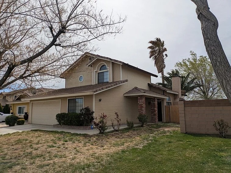 1212 W Avenue H4 in Lancaster, CA - Foto de edificio