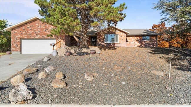 4202 Maple Ln in West Richland, WA - Building Photo - Building Photo