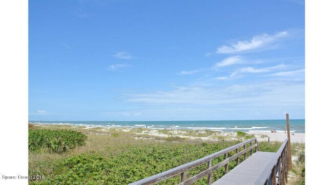 7400 Ridgewood Ave in Cape Canaveral, FL - Foto de edificio - Building Photo