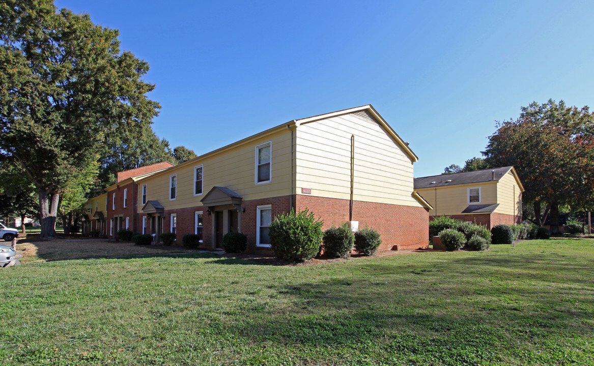 English Garden Townhomes in Charlotte, NC - Building Photo