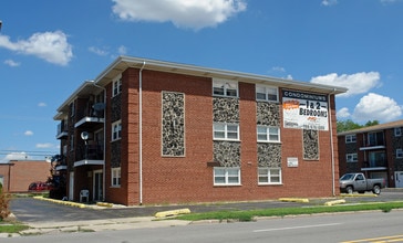 8302-8310 W 47th St in Lyons, IL - Foto de edificio - Building Photo