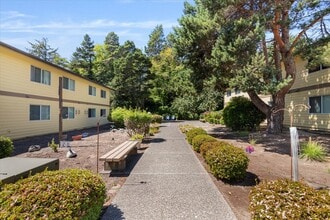 Surfwood Manor in Lincoln City, OR - Foto de edificio - Building Photo