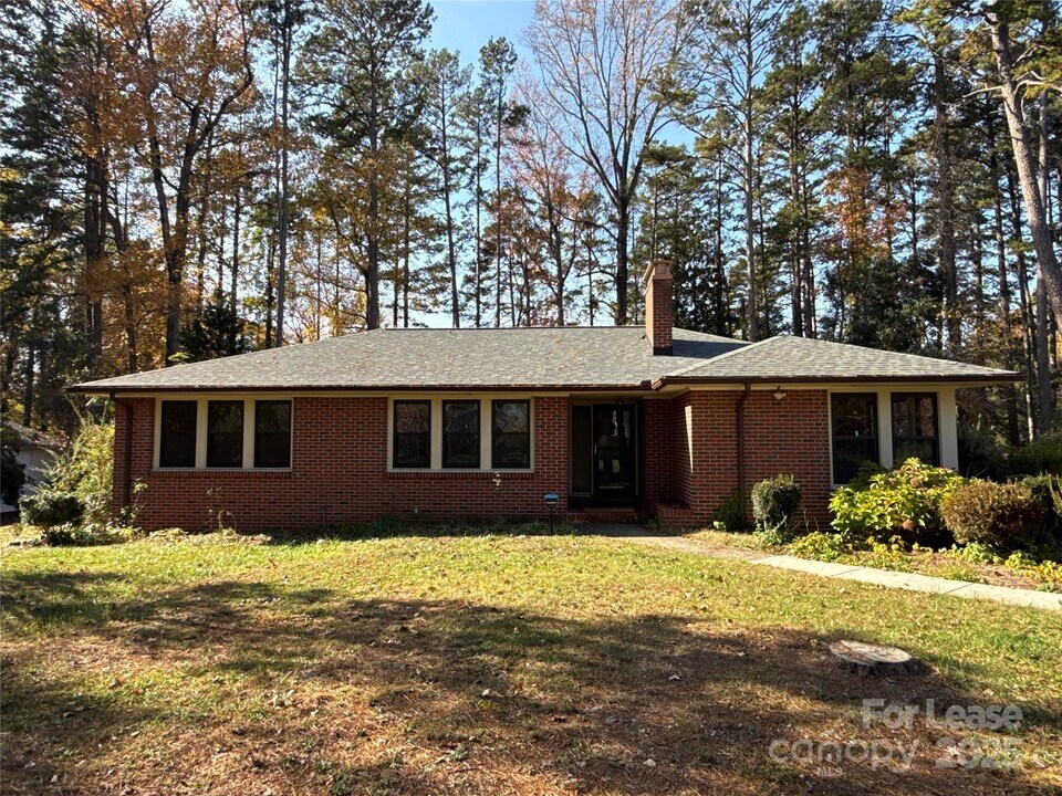 2023 Robin Rd in Salisbury, NC - Building Photo