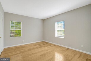 1906 N Rhodes St in Arlington, VA - Building Photo