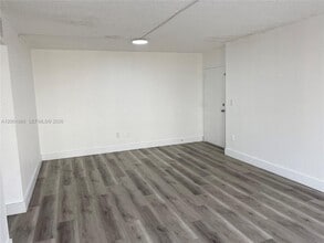 9320 Fontainebleau Blvd in Miami, FL - Foto de edificio - Building Photo