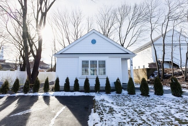17 Harding Rd in Norwood, MA - Foto de edificio - Building Photo