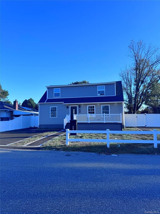 280 Neptune Ave in West Babylon, NY - Building Photo