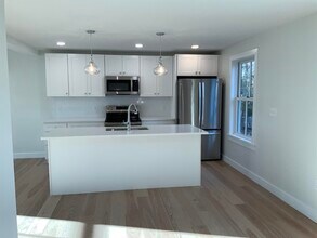 8 Clifford St in Exeter, NH - Building Photo - Building Photo