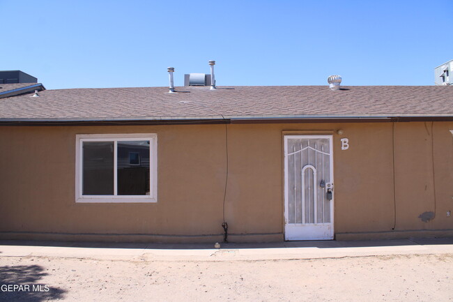 1368 Reid Rd in Socorro, TX - Building Photo - Building Photo
