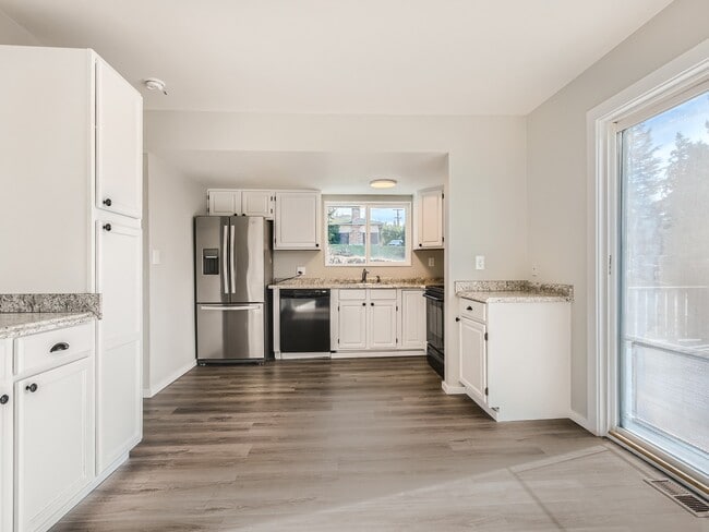 13710 156th Ave SE in Renton, WA - Foto de edificio - Building Photo